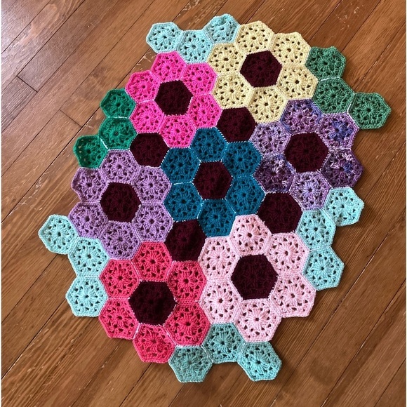 GORGEOUS oval Granny Crochet Rug Vintage 28x34 Perfect Condition - Picture 4 of 5